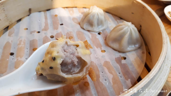 dumplings 10 - 台北大安｜湯包可以這樣吃？上海邵師傅湯包居然有炸醬、臭豆腐還有爆醬起司口味