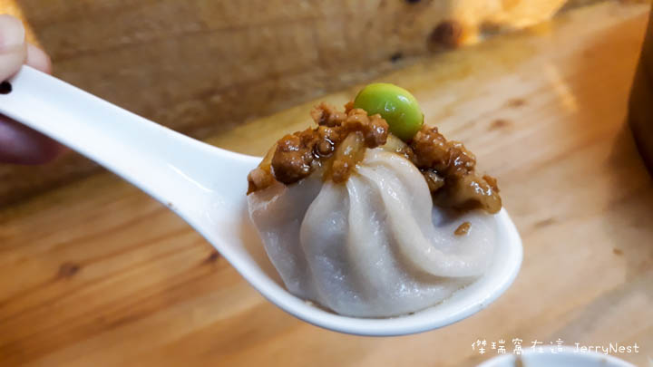 dumplings 8 - 台北大安｜湯包可以這樣吃？上海邵師傅湯包居然有炸醬、臭豆腐還有爆醬起司口味